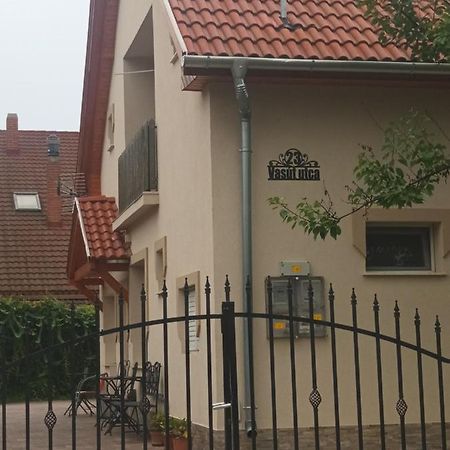 Napsugar Apartmanhaz Balatonlelle Exteriör bild