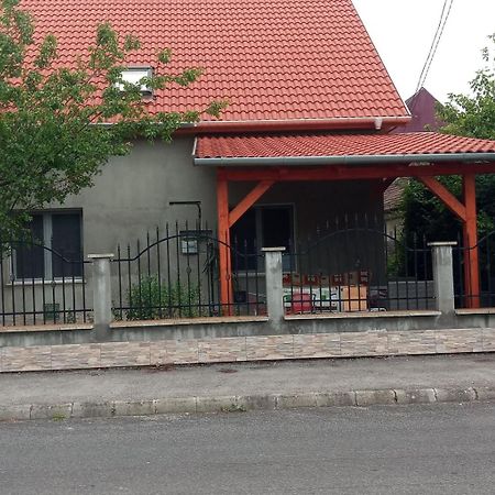 Napsugar Apartmanhaz Balatonlelle Exteriör bild