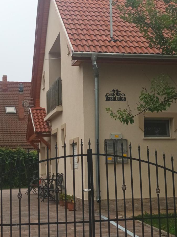 Napsugar Apartmanhaz Balatonlelle Exteriör bild