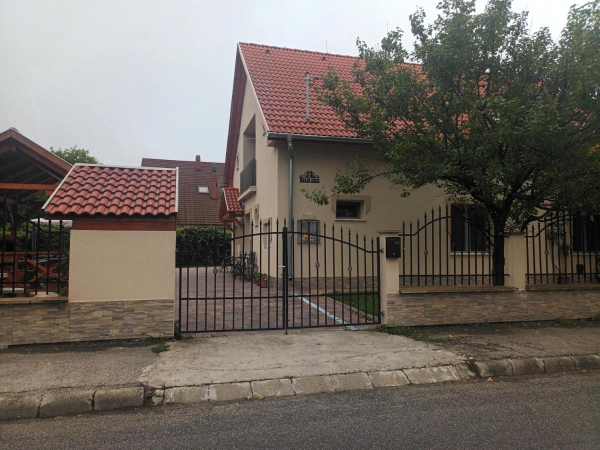 Napsugar Apartmanhaz Balatonlelle Exteriör bild