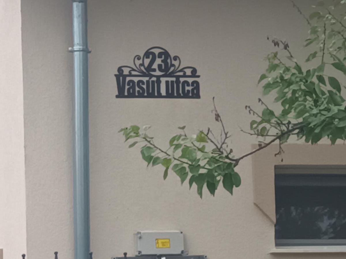 Napsugar Apartmanhaz Balatonlelle Exteriör bild