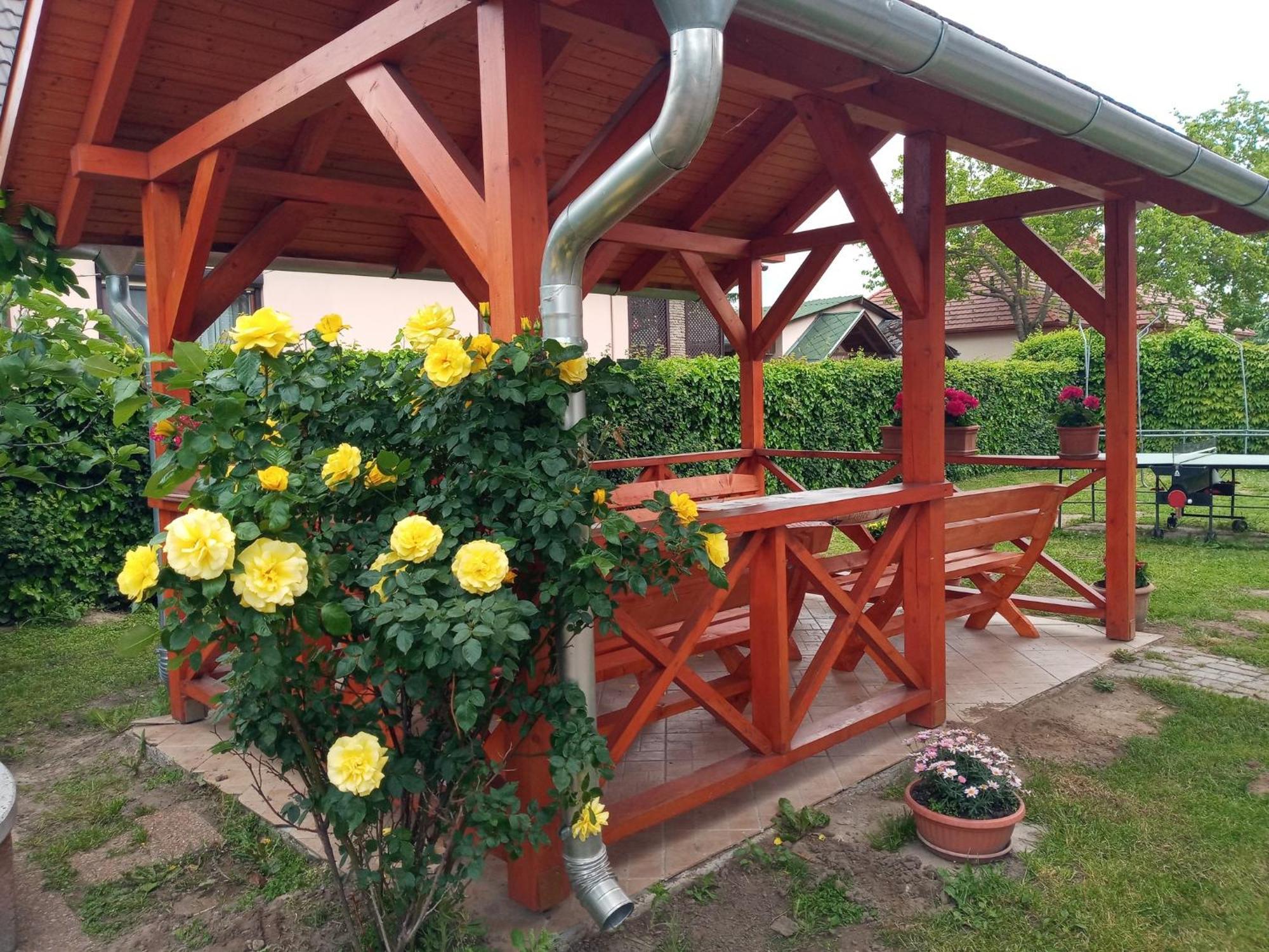 Napsugar Apartmanhaz Balatonlelle Exteriör bild